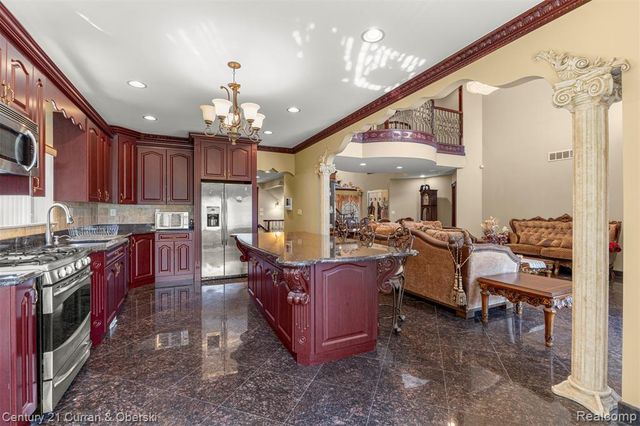 6318 Whitefield Street, Dearborn Heights, MI 48127