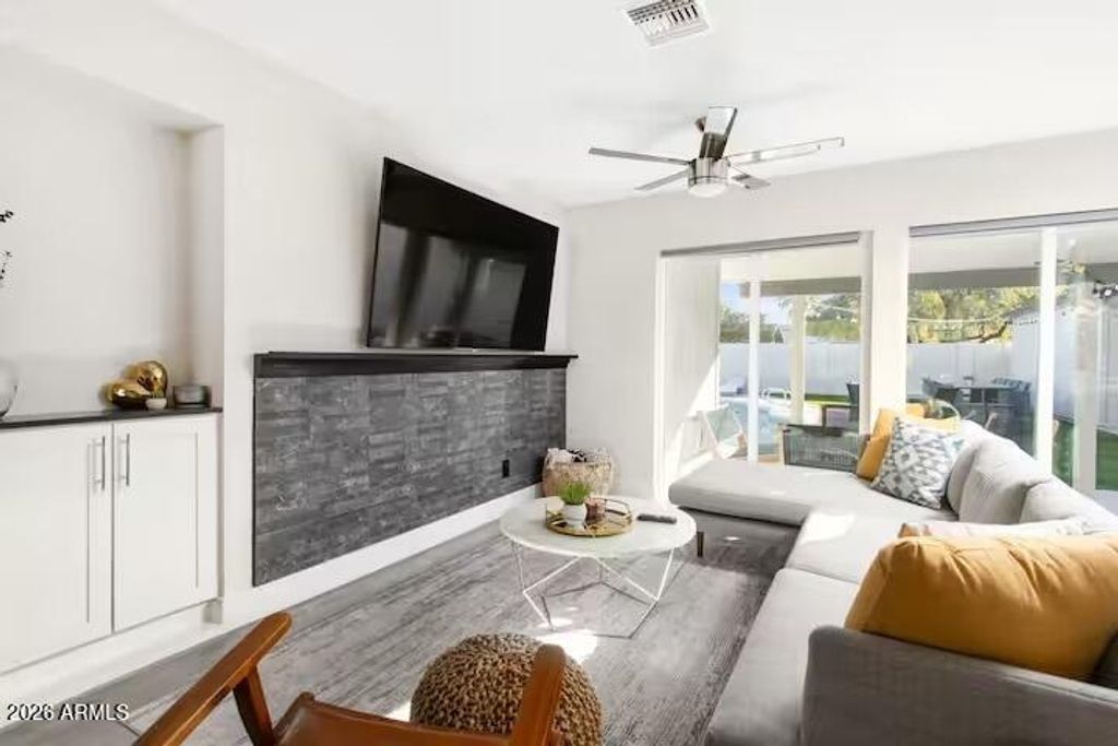 Image 11 of property listing at 6613 E VERNON Avenue, Scottsdale, AZ 85257