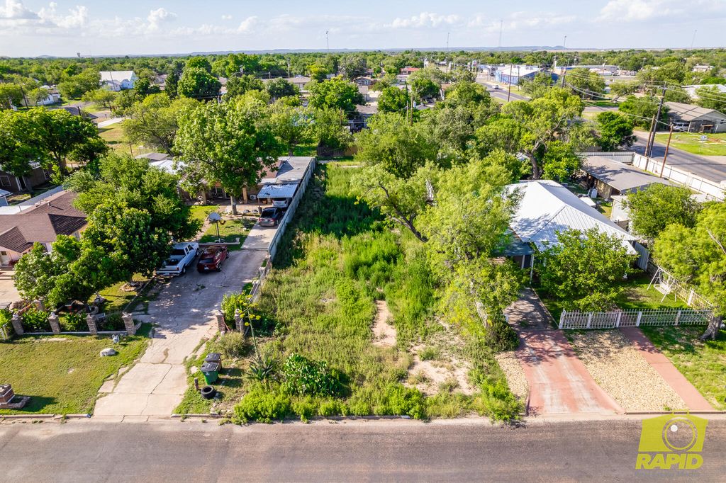 Image 1 of property listing at 722 E 17th Street, San Angelo, TX 76903