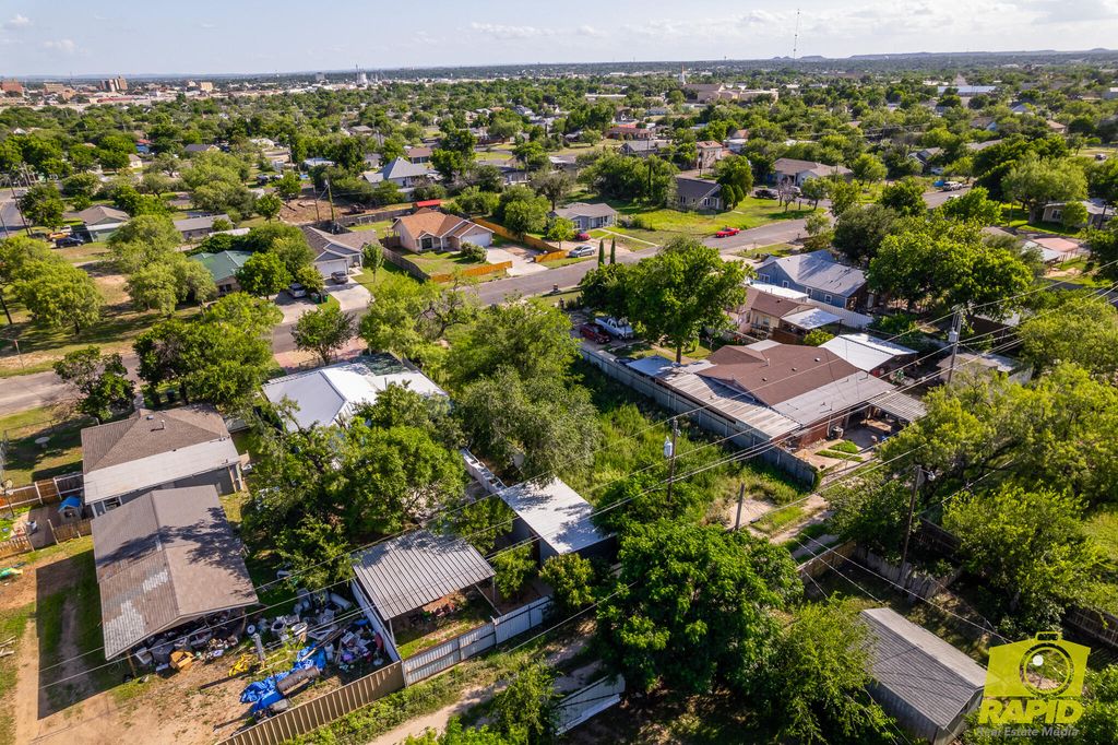 Image 10 of property listing at 722 E 17th Street, San Angelo, TX 76903