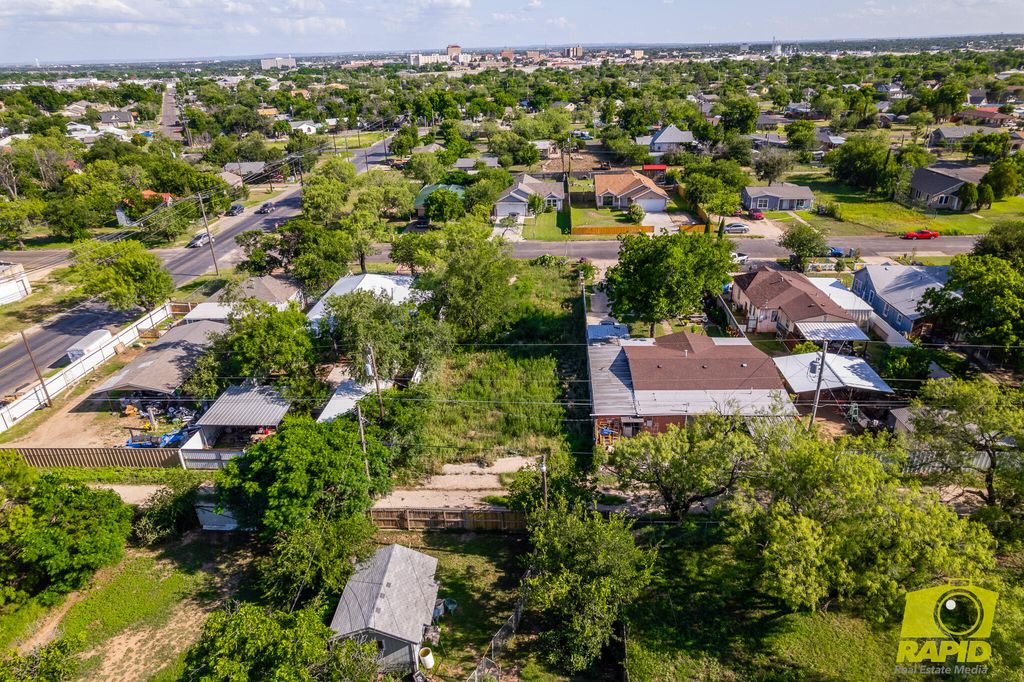 Image 11 of property listing at 722 E 17th Street, San Angelo, TX 76903