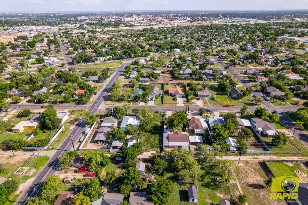 Image 12 of property listing at 722 E 17th Street, San Angelo, TX 76903