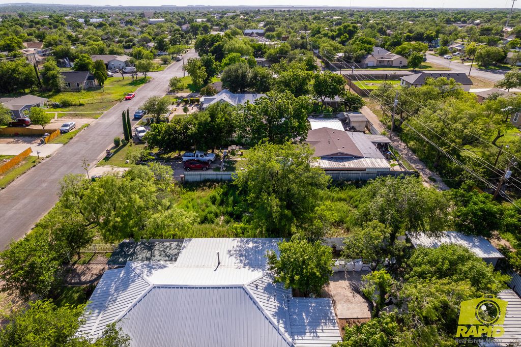 Image 16 of property listing at 722 E 17th Street, San Angelo, TX 76903