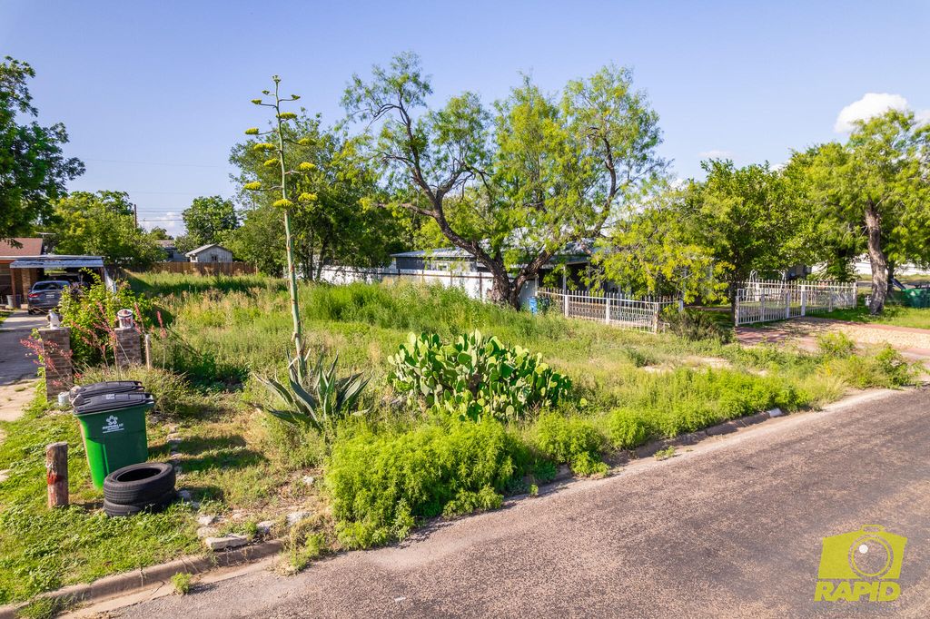 Image 3 of property listing at 722 E 17th Street, San Angelo, TX 76903