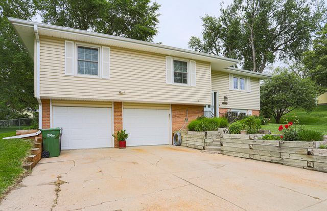 2556 VIRGINIA Street, Bellevue, NE 68147