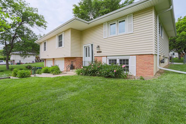 2556 VIRGINIA Street, Bellevue, NE 68147