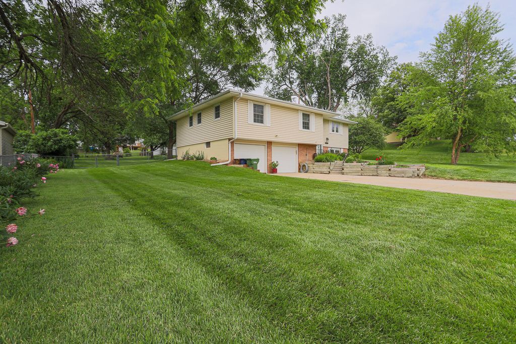2556 VIRGINIA Street, Bellevue, NE 68147