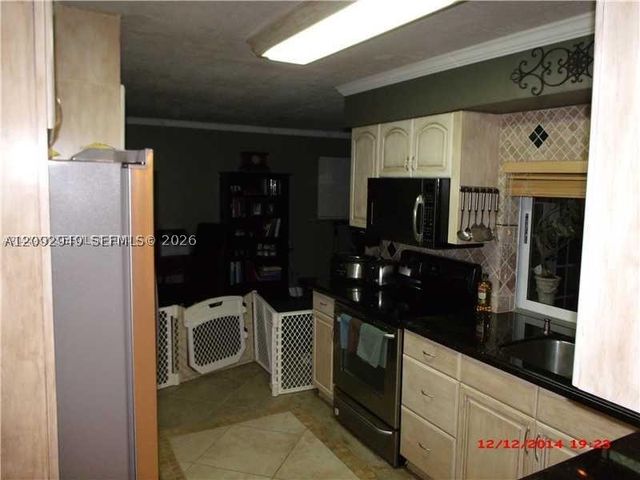 9470 NW 24th ST, Sunrise, FL 33322