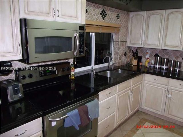 9470 NW 24th ST, Sunrise, FL 33322