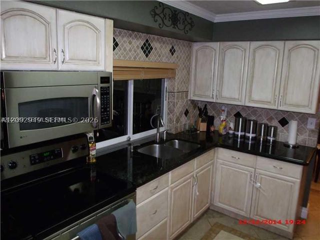 9470 NW 24th ST, Sunrise, FL 33322