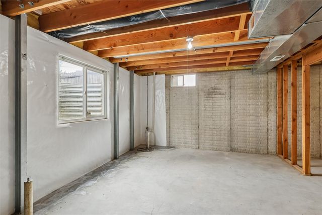 6129 Edwards Avenue, Des Moines, IA 50312