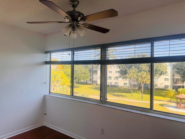 3178 Via Poinciana 303, Lake Worth, FL 33467