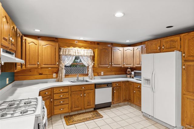 25 Albany Street, Deer Park, NY 11729