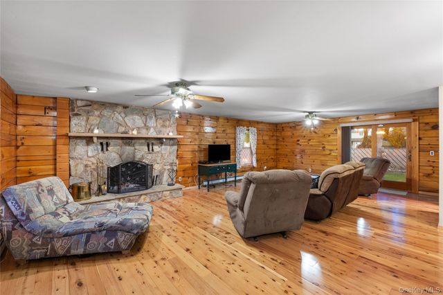 25 Albany Street, Deer Park, NY 11729