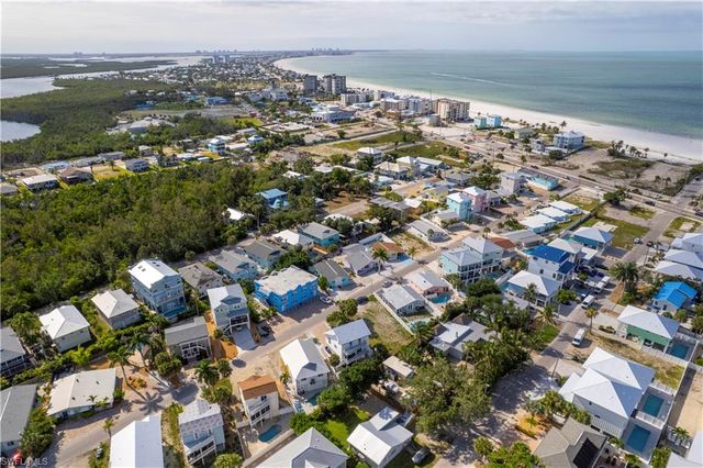 216 Fairweather LN, Fort Myers Beach, FL 33931