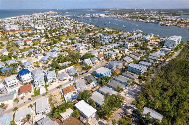 216 Fairweather LN, Fort Myers Beach, FL 33931