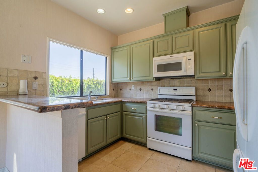 18445 Hatteras Street 504, Los Angeles, CA 91356 — photo 4