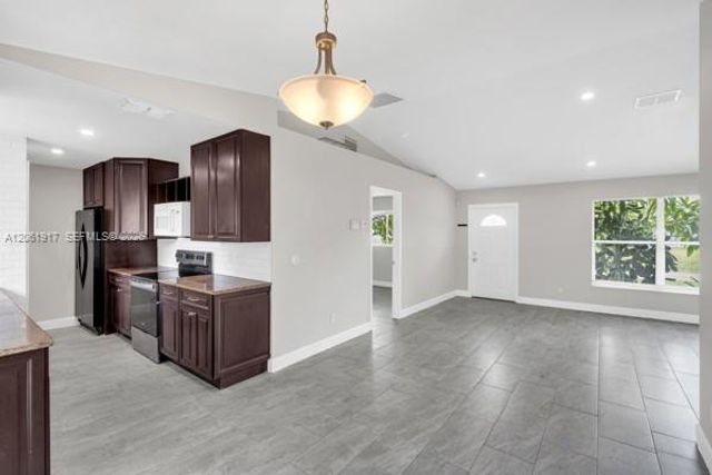 909 SALLY AVE NE, Lehigh Acres, FL 33971