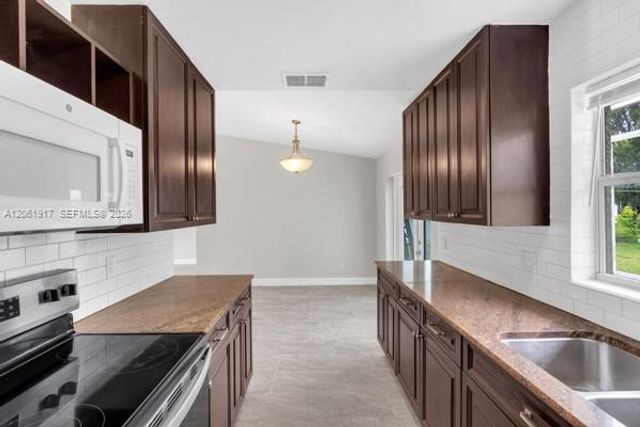 909 SALLY AVE NE, Lehigh Acres, FL 33971