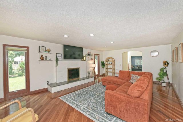 20 Oak Street, Saint James, NY 11780