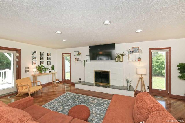 20 Oak Street, Saint James, NY 11780
