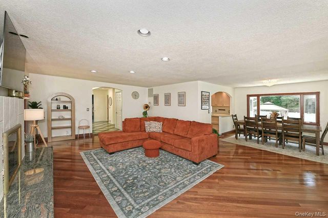20 Oak Street, Saint James, NY 11780
