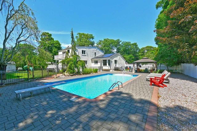 20 Oak Street, Saint James, NY 11780