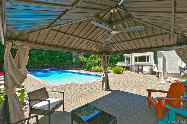 20 Oak Street, Saint James, NY 11780