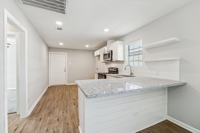 5320 Bell St, Houston, TX 77023