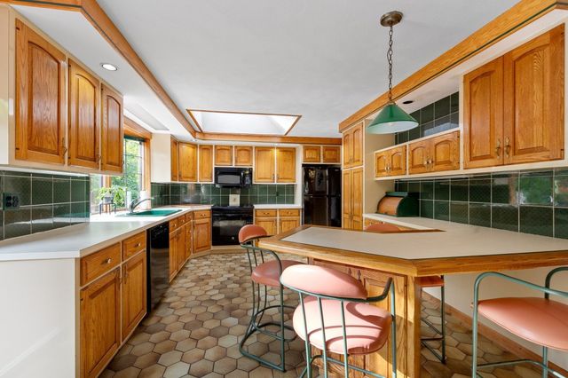 42 Freeport Dr, Burlington, MA 01803