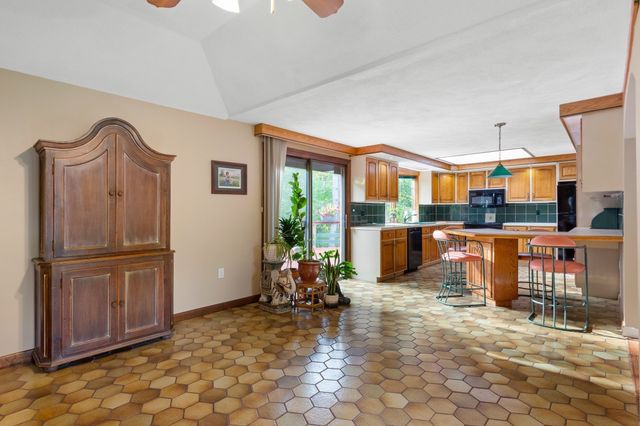 42 Freeport Dr, Burlington, MA 01803