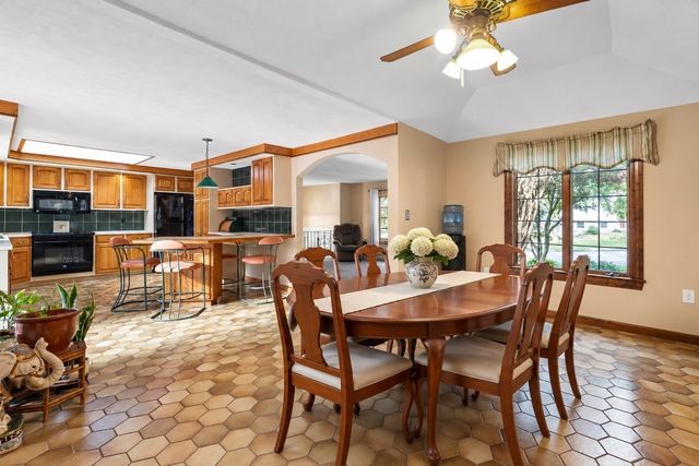 42 Freeport Dr, Burlington, MA 01803
