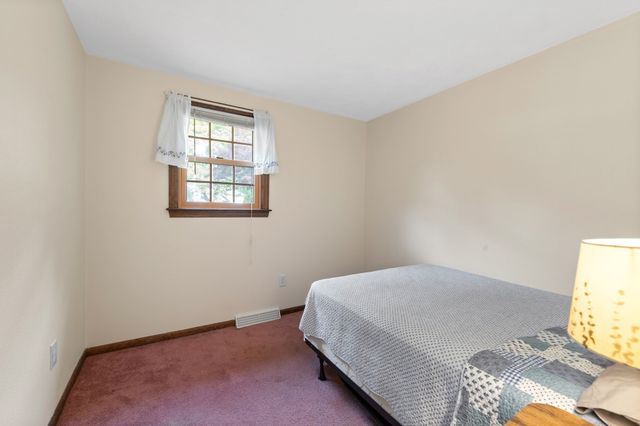 42 Freeport Dr, Burlington, MA 01803