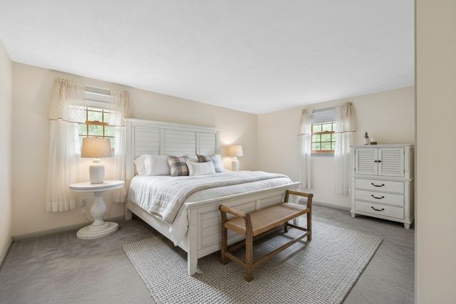 42 Freeport Dr, Burlington, MA 01803