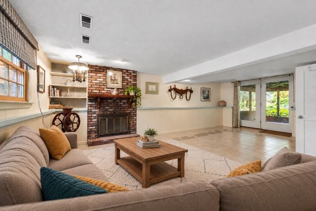 42 Freeport Dr, Burlington, MA 01803