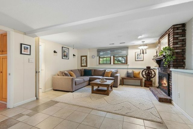 42 Freeport Dr, Burlington, MA 01803