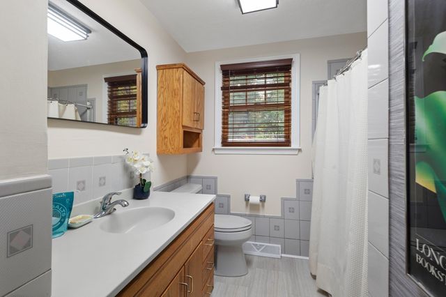 42 Freeport Dr, Burlington, MA 01803