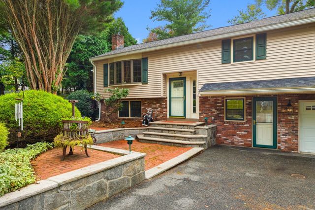 42 Freeport Dr, Burlington, MA 01803