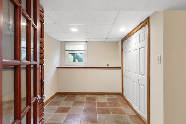 42 Freeport Dr, Burlington, MA 01803