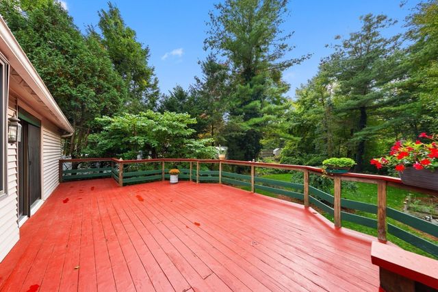 42 Freeport Dr, Burlington, MA 01803