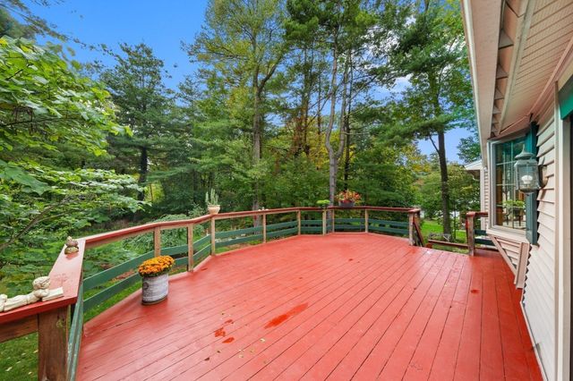 42 Freeport Dr, Burlington, MA 01803
