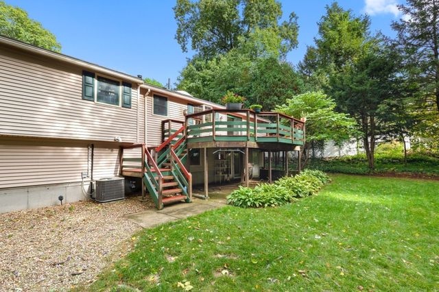 42 Freeport Dr, Burlington, MA 01803