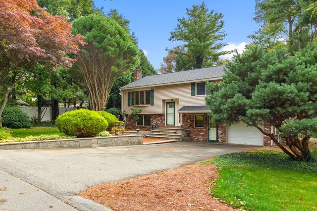 42 Freeport Dr, Burlington, MA 01803