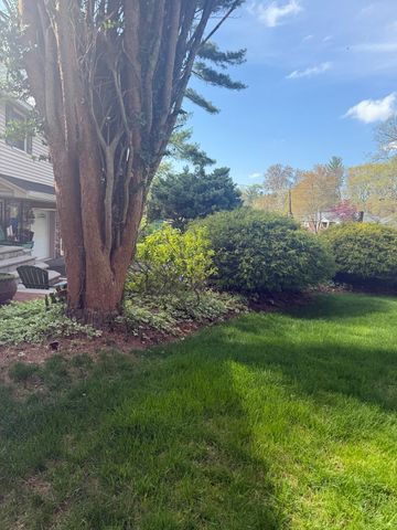 42 Freeport Dr, Burlington, MA 01803