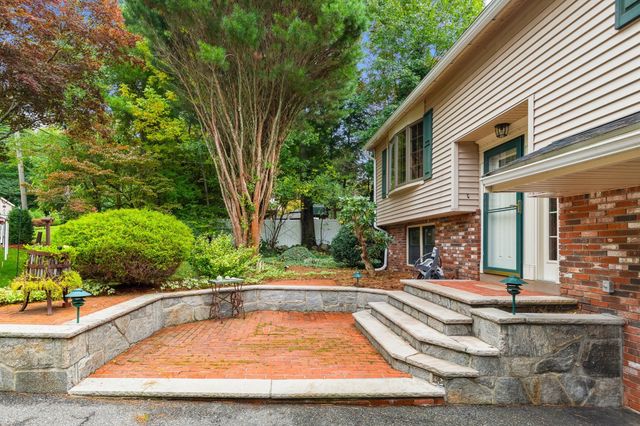42 Freeport Dr, Burlington, MA 01803