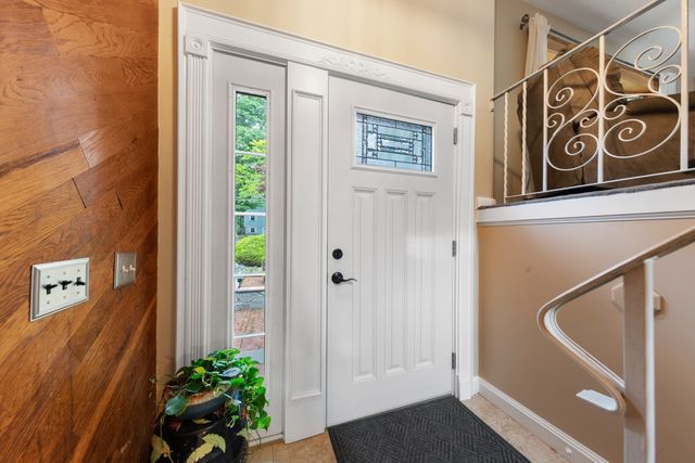 42 Freeport Dr, Burlington, MA 01803
