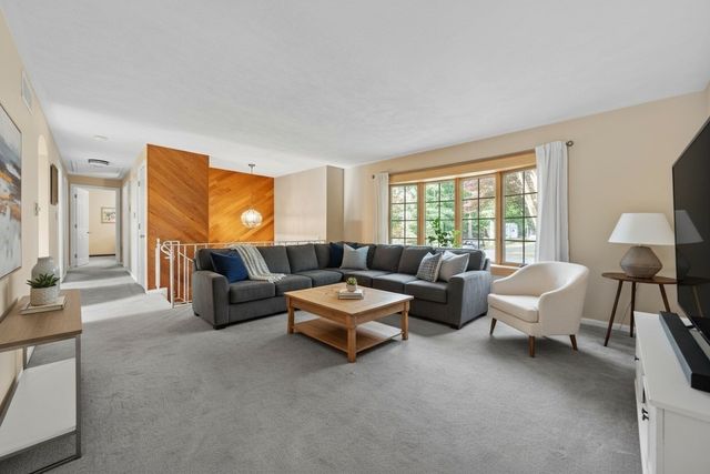 42 Freeport Dr, Burlington, MA 01803