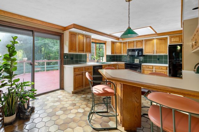 42 Freeport Dr, Burlington, MA 01803