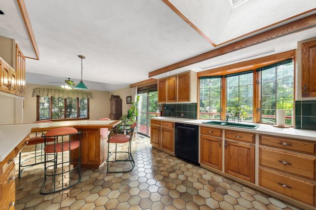 42 Freeport Dr, Burlington, MA 01803