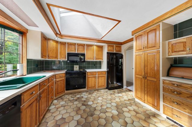 42 Freeport Dr, Burlington, MA 01803